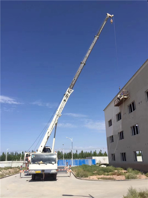 富锦市“轻装强干”—— 吊车的 “轻量化臂架” 技术